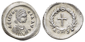 AELIA EUDOCIA (Augusta, 423-460). Constantinople.Siliqua.

Obv : AEL EVDOCIA AVG.
Pearl-diademed and draped bust right.

Rev : CONS✷.
Cross with...