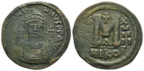 JUSTINIAN I (527-565).Nicomedia. Follis.

Obv : D N IVSTINIANVS P P AVG.
Helmeted and cuirassed bust facing, holding globus cruciger and decorated shi...
