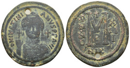 JUSTINIAN I.(527-565).Nicomedia.Follis.

Obv : DN IVSTINIANVS PP AVG.
Helmeted, cuirassed bust facing, holding cross on globe and shield with horseman...