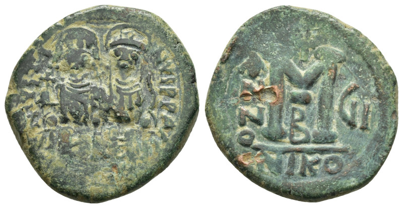 JUSTIN II (565-578). Follis. Nicomedia.

Obv : Justin, holding globus cruciger, ...