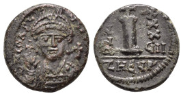 MAURICE TIBERIUS.(582-602).Antioch.Decanummium.

Obv : DN MAV CN P AV.
Crowned and mantled bust facing, trefoil , holding mappa and eagle-tipped scept...