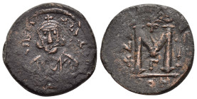 TIBERIUS III APSIMAR (698-705). Follis. Constantinople.

Obv : Crowned and cuirassed bust facing, holding shield and spear.

Rev : Large M; A/N/N/O - ...