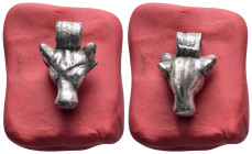 ANCIENT ROMAN SILVER BULL HEAD FIGURINE (1st- 3rd century).Ar.

Condition : Good very fine.

Weight : 6.77 gr
Diameter : 20 mm