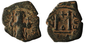 Constans II. (641-668 AD). Follis. Obv: Constans II. standing facing. Rev: M. 26mm, 3,98g