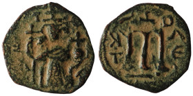 Constans II. (641-668 AD). Follis. Obv: Constans II. standing facing. Rev: M. artificial sandpatina. 21mm, 1,69g