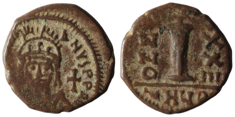 Justinian I. (527-565 AD) Æ 10 Nummi. Theoupolis. Obv: crowned bust facing. Rev:...