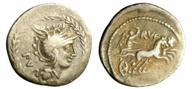 LUCILIA. M. Lucilius Rufus (101 a. C.) Denario. Testa di Roma elmata a ds. R/ Vittoria in biga verso ds. (g. 3,73). B. 1; Syd. 599; Cr. 324/1. AR raro...