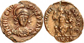 RÖMISCHES KAISERREICH. 
THEODOSIUS II. 402-450. AE-Nummus (um 402) 1,894g, Konstantinopel. Behelmte Büste mit Panzer, hält Speer und Schild v. v. D N...