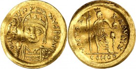 BYZANZ. 
IUSTINUS II. 565-578. Solidus 4,16g, Ravenna. Behelmte Panzerbüste v. vorn, hält Victoria auf Globus und Schild D N IVSTINVS PP AVI / VICTOR...