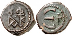BYZANZ. 
IUSTINUS II. 565-578. AE-Penta 2,17g, Antochia. Blockmonogramm für IOVCTINOC KAI CO FIA / Wert E; r. Kreuz. S.&nbsp; 386, DOC&nbsp; 186, Hah...