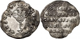 BYZANZ. 
NIKEPHOROS II. Phokas, (mit BASILIOS II.) 963-969. Miliarision 2,55g, Konstantinopel. Wiederkreuz auf Globus und 2 Stufen, im Zentrum Vierpa...