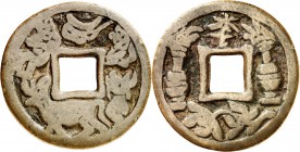CHINA. 
MING-Dynastie, 1368-1644. 
Bronze-Amulett mit grossem quadratischem Mittelloch. Unten Hirsch l. mit zurückgewandtem Kopf, darüber menschlich...