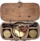 Europa. 
GROSSBRITANNIEN. 
Kleine Münzwaage um 1750 eines ungedeuteten Meisters.Zierliche Kasten aus braunen Holz mit abgerundeten Ecken.Maße:103x51...
