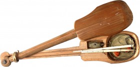Asien. 
CHINA. 
Handwaage: in Holz-"Geigenkasten", 230mm, Laufwaage mit Waagbalken aus Bein (gebrochen) mit Messingblechschale, Me-Laufgewicht quade...