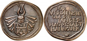 DEUTSCHE STÄDTE. 
Alphabetisch. 
HANNOVER. Medaille o.J. (Sign.M) Für Verdienste um die Landeshauptstadt 6 Z./ Behelm. Wappen. Bronzeguß 79x 84 mm. ...