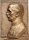 PERSONEN. 
MEDIZINER, darunter Sammlung Dr. Bösing. 
RIEUX, J. Einseitige Plakette 1932 (v. Zannie Armel-Beaufils) Widmung s. Schüler u. Freunde. Br...