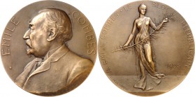 PERSONEN. 
POLITIKER. 
COMBES, Emile *1835 +1921. Medaille 1905 (v. L. Deschamps) Widmung d. Bloc R\'e9publicain. Brb. n.l. // Weibl. Gestalt v.v. m...
