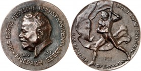 PERSONEN. 
POLITIKER. 
EBERT, Friedrich *1871 Heidelberg +1925 (ermordet). Medaille 1925 (v. Benno Elkan) a.d. Tod. Kopf n.l. // DAS BANNER STEHT - ...