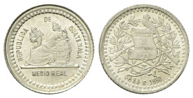 GUATEMALA
Repubblica, dal 1841.
Mezzo Real 1880.
Ag
gr. 1,52
Dr. Giustizia seduta verso s., tiene cornucopia e bilancia.
Rv. Quetzal con pergame...