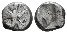 ACHAEMENID EMPIRE. Time of Darios II (424-405 BC). Siglos. Sardes.
Obv: Persian king in kneeling-running stance right, holding spear and bow, and wit...