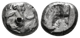 ACHAEMENID EMPIRE. Time of Darios II (424-405 BC). Siglos. Sardes.
Obv: Persian king in kneeling-running stance right, holding spear and bow, and wit...