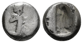 ACHAEMENID EMPIRE. Time of Darios II (424-405 BC). Siglos. Sardes.
Obv: Persian king in kneeling-running stance right, holding spear and bow, and wit...