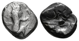 ACHAEMENID EMPIRE. Time of Artaxerxes II to Darius III (Circa 375-330 BC). Siglos.
Obv: Persian king in kneeling-running stance right, holding dagger...