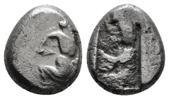 ACHAEMENID EMPIRE. Time of Artaxerxes II to Darius III (Circa 375-330 BC). Siglos.
Obv: Persian king in kneeling-running stance right, holding dagger...