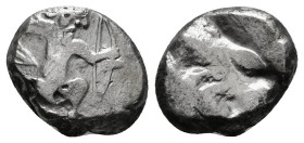 ACHAEMENID EMPIRE. Time of Artaxerxes II to Darius III (Circa 375-330 BC). Siglos.
Obv: Persian king in kneeling-running stance right, holding dagger...