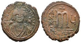 MAURICE TIBERIUS (582-602). Follis. Theoupolis (Antioch). Dated RY 5.
Obv: Crowned bust facing, wearing consular robes and holding mappa and eagle-ti...