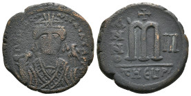 MAURICE TIBERIUS (582-602). Follis. Theoupolis (Antioch). Dated RY 5.
Obv: Crowned bust facing, wearing consular robes and holding mappa and eagle-ti...