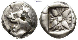 Ionia. Miletos circa 525-475 BC. Diobol AR (9mm, 1,0 g) Forepart of lion to right, his head turned back to left / Star-shaped floral ornament within i...