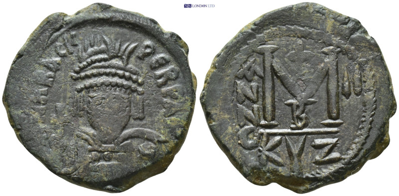 Heraclius AD 610-641. Cyzicus Follis Æ (29mm, 11,9 g). d N hRACLI PERP AVG, helm...