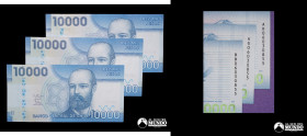 Chile, Banco Central. Lote de tres billetes hermanos: 10.000 Pesos. 2013. MISMA SERIE, DISTINTO BLOQUE.