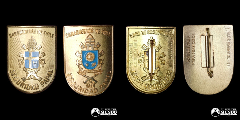 Chile. Pareja de placas identificativas de seguridad de Carabineros de Chile por...