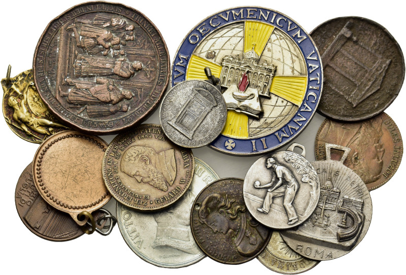 Lot of 14 World coins, to be catalog. Lot sold as is, no return.