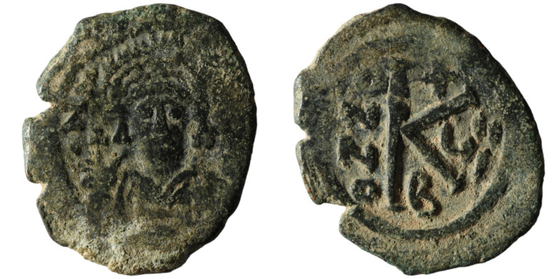 Justinian I. (527-565 AD) Æ 1/2 Follis. Obv: crowned bust facing holding globus ...