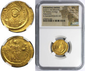 Byzantinische Münzen. Iustinus II. (565-578). AV Solidus (4,42 g), Alexandria, 10. Officina, ca. 567-578. Vs.: Brust mit Helm und Kürass, Schild und V...