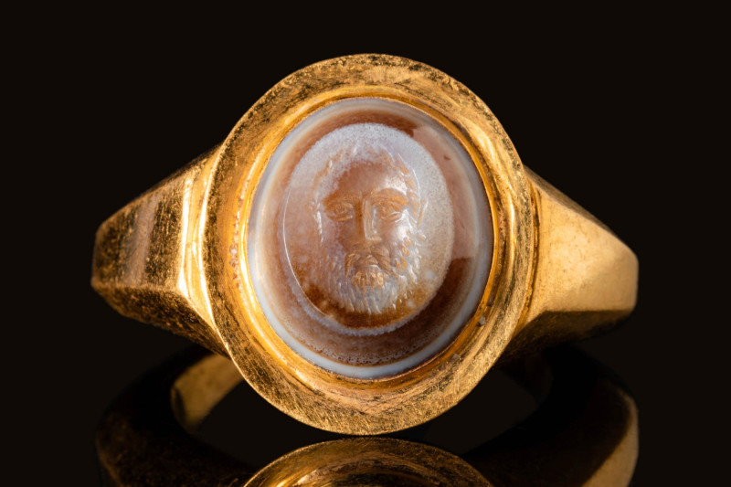 ROMAN GOLD RING WITH AGATE INTAGLIO DEPICTING AN OLD SATYR

 Ca. AD 200 - 300 ...