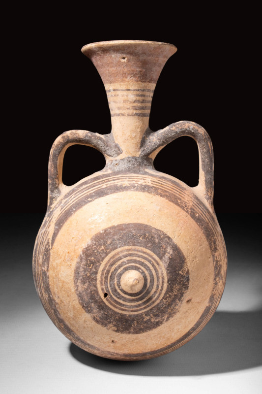 LARGE CYPRIOT BICHROME POTTERY JUG

 Ca. 750 - 600 BC A Cypriot bichrome potte...