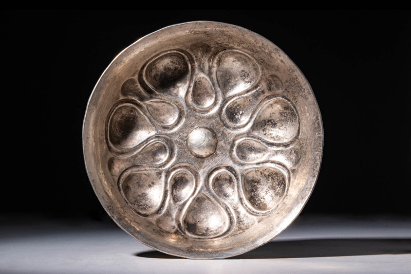 RARE GREEK SILVER SHALLOW PHIALE WITH FLORAL PATTERN

 Ca. 500 - 400 BC A Gree...