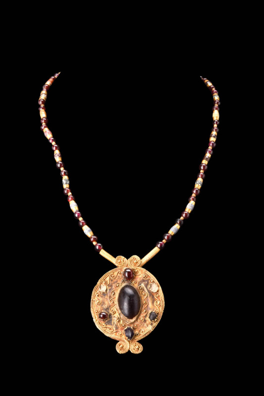 HELLENISTIC GOLD PENDANT AND NECKLACE

 Ca. BC 400 - 300 A Hellenistic gold ci...