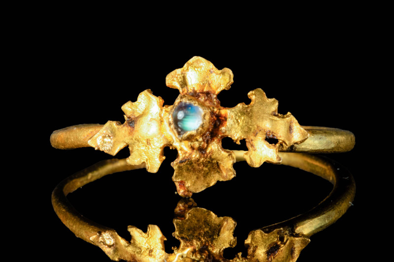 HELLENISTIC GOLD RING WITH LEAF SHAPED BEZEL

 Ca. 300 - 100 BC A hellenistic ...