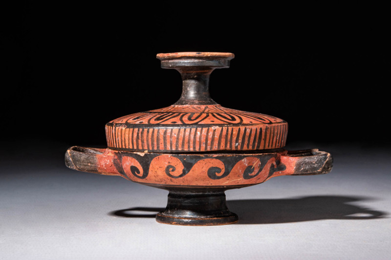 APULIAN LEKANIS WITH FLORAL PATTERN

 Ca. 400 - 300 BC An Apulian red-figure l...