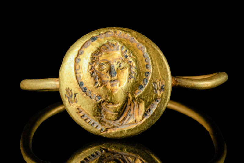 BYZANTINE GOLD RING WITH BUST OF A SAINT

 Ca. AD 500 - 600 A beautiful Byzant...