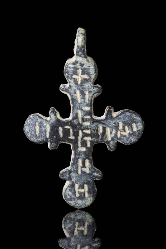 BYZANTINE BRONZE CROSS PENDANT

 Ca. AD 800 - 1000 A Byzantine solid bronze fl...