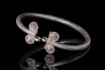 SELJUK SILVER BRACELET WITH SPIRALS

 Ca. 300 BC A stunning Seljuk silver bracelet with a large cylindrical hoop adorned with floral motifs and fini...