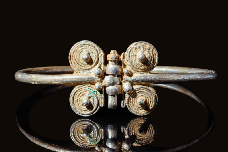 SELJUK SILVER BRACELET WITH FOUR SPIRALS

 Ca. AD 900 - 1100 A stunning Seljuk...