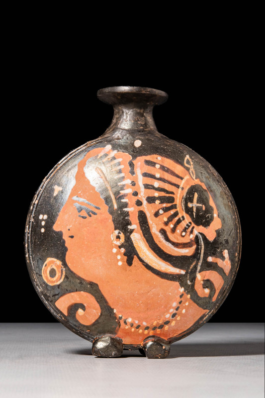 APULIAN DISCOID ARYBALLOS WITH LADY OF FASHION

 Ca. 400 - 300 BC An Apulian A...