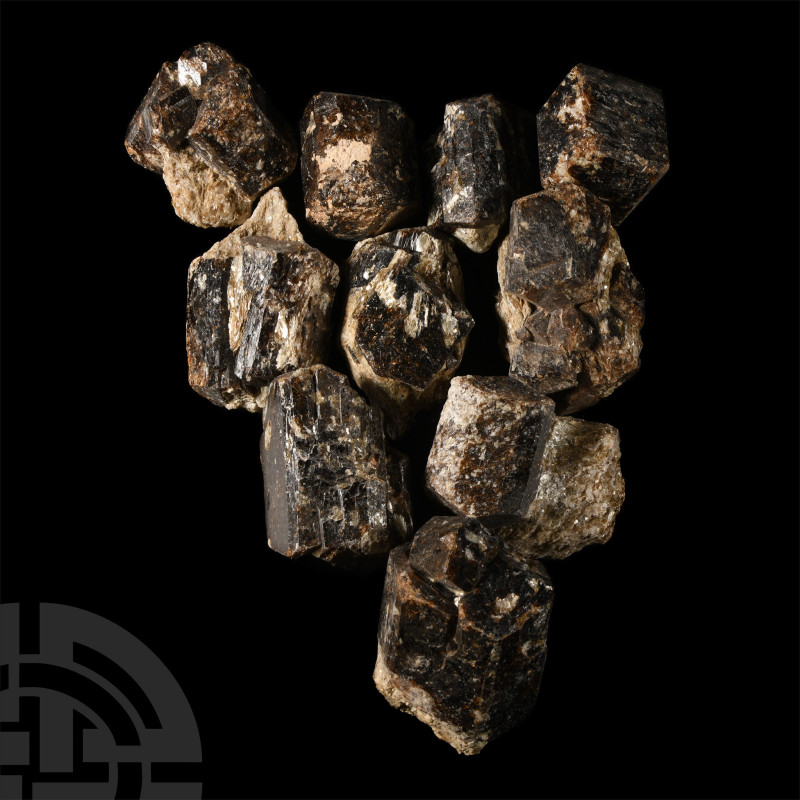Comprising variously sized prismatic crystals in mica. 1.03 kg total, 40-68 mm (...
